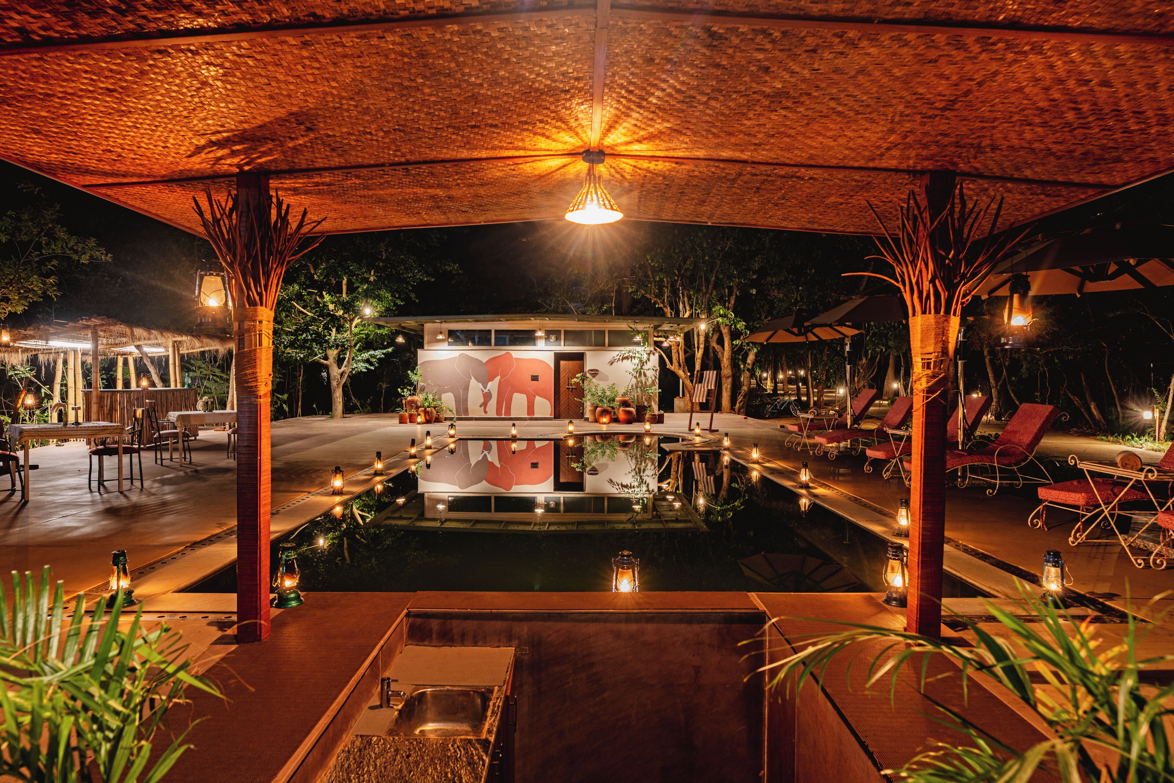 Una piscina al aire libre