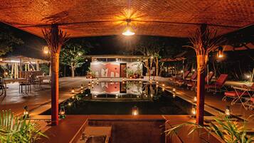 Una piscina al aire libre