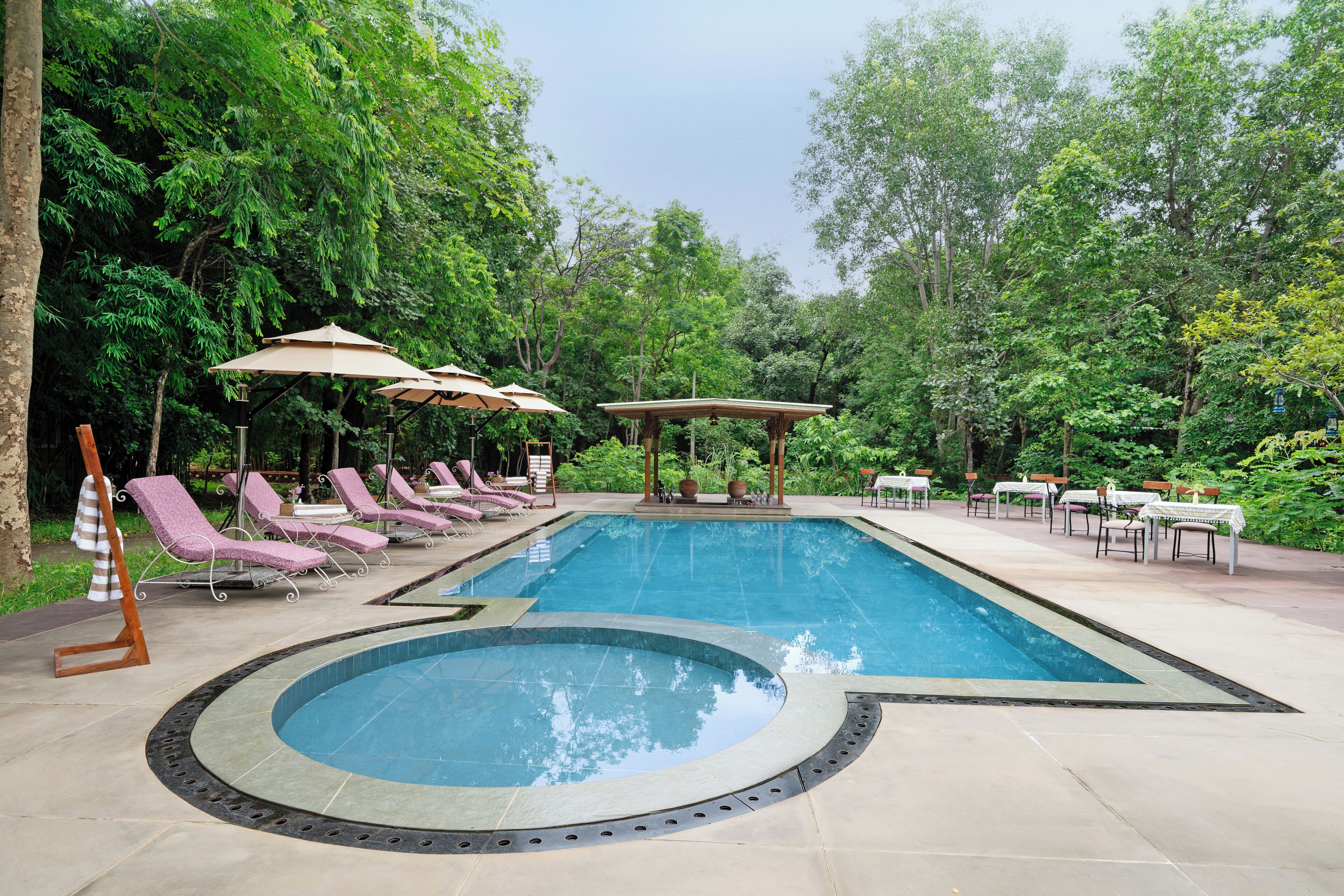 Una piscina al aire libre