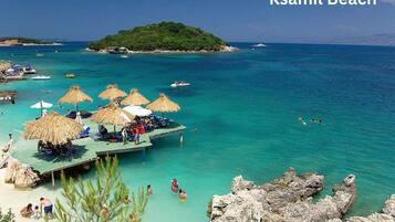 Perto da praia, areia branca, barracas de praia (sobretaxa)