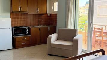 Habitación triple Deluxe, vistas a la ciudad | Sistema de insonorización y wifi gratis