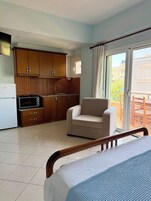 Habitación triple Deluxe, vistas a la ciudad | Sistema de insonorización y wifi gratis