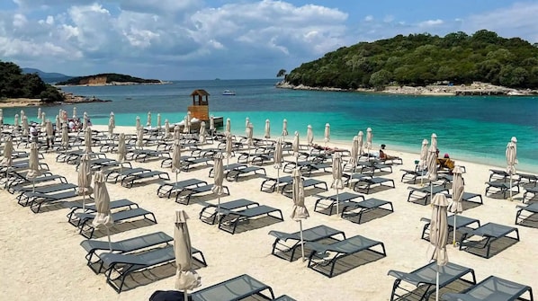 NÀra stranden, vit sandstrand, cabanor (tillÀggsavgift) och solstolar