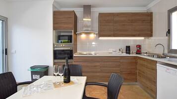 Een koelkast, een magnetron, een oven, een kookplaat