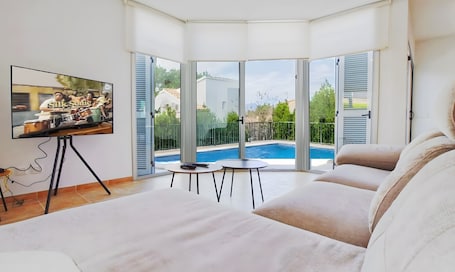 TV. Holiday Home 'La Calma - Solar 193' with Private Pool, Wi-Fi and Air Conditioning
