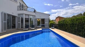 A modern house with a swimming pool, large glass doors, and a balcony. - Holiday Home 'La Calma - Solar 193' with Private Pool, Wi-Fi and Air Conditioning (Puerto de Alcudia)