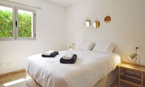 4 bedrooms, iron/ironing board, WiFi, bed sheets
