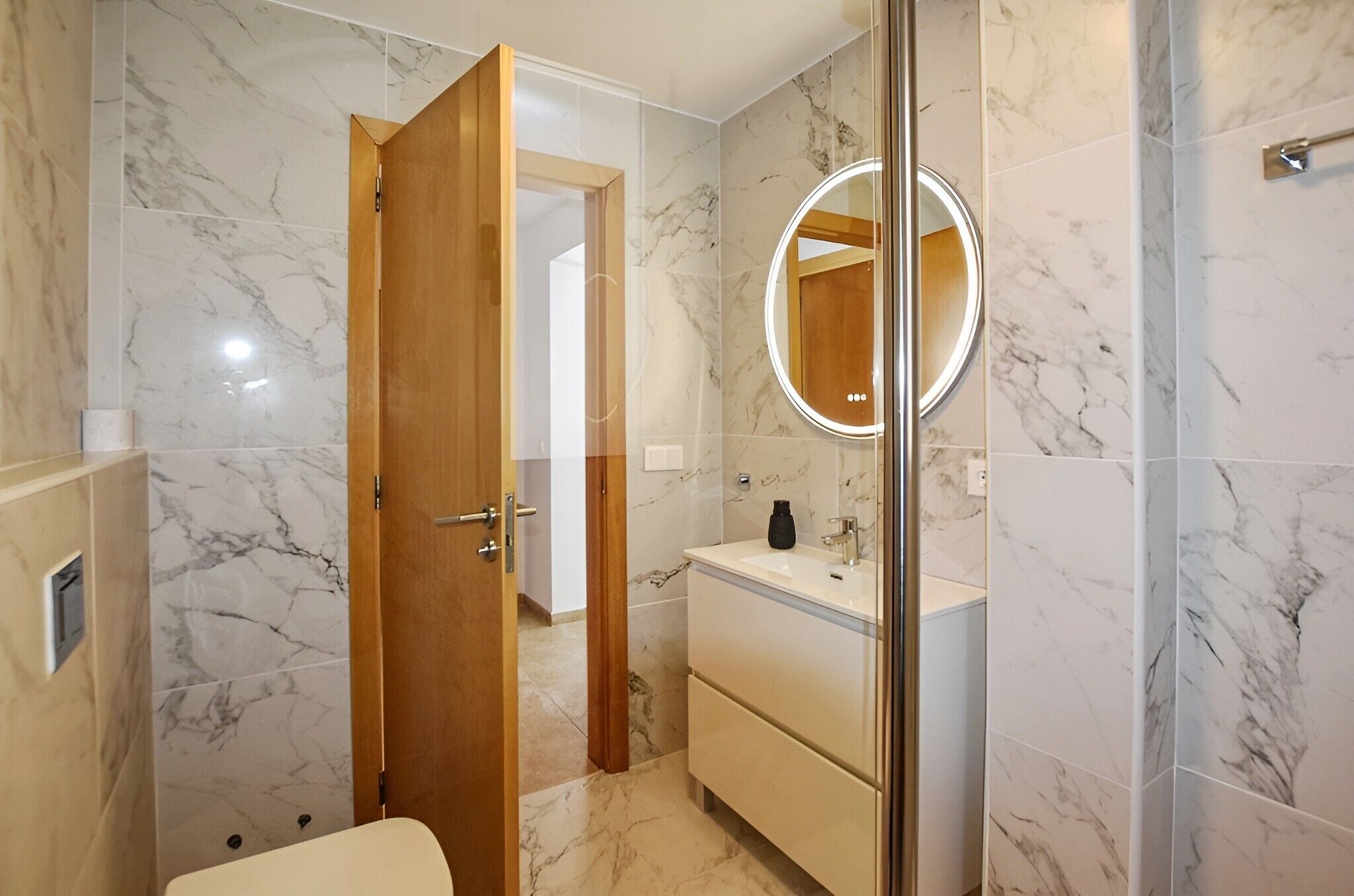 Een douche, een haardroger, handdoeken