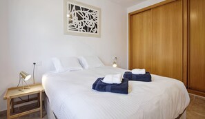 4 chambres, fer et planche à repasser, Wi-Fi, literie fournie