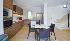 Réfrigérateur, four à micro-ondes, un four, surface de cuisson