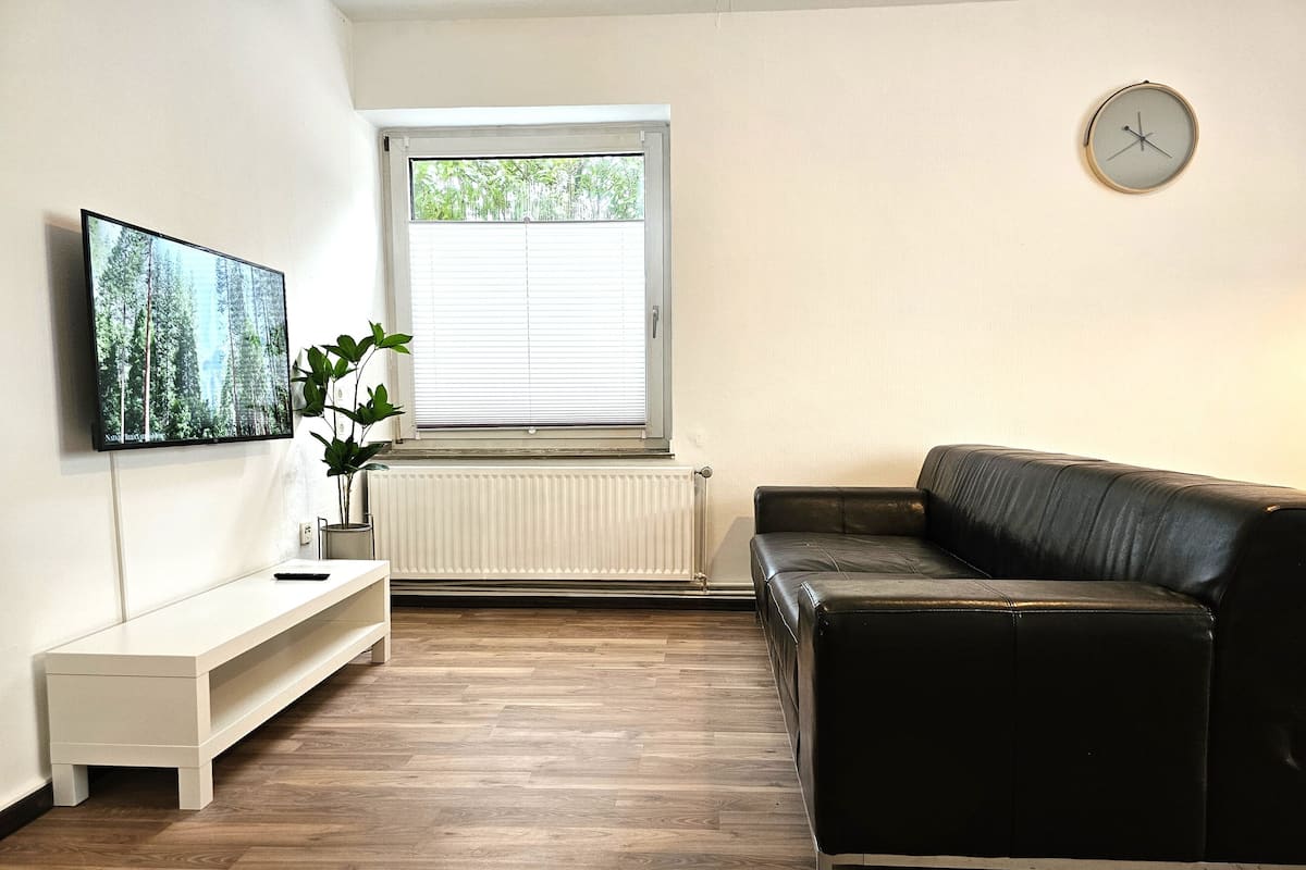 Premium appartement, uitzicht op binnenplaats | Woonruimte | Een flatscreentelevisie
