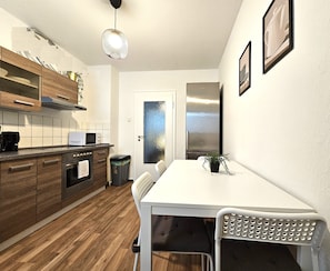 Premium Apartment, Courtyard View | Private kitchen | Electric kettle - City Apartments (Neuss)