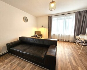 Premium Apartment, Courtyard View | Living area | Flat-screen TV - City Apartments (Neuss)