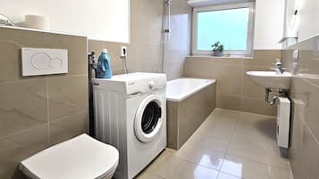 Departamento Premium, balcón, vista al patio | Baño