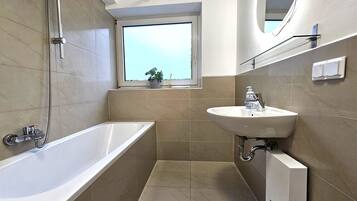 Premium Apartment, Balcony, Courtyard View | Bathroom