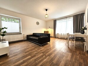 Appartement Prestige, vue sur la cour intérieure | Aire de séjour | Téléviseur à écran plat