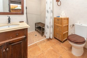 Regadera, secadora de cabello, toallas 