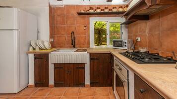 Een koelkast, een microgolfoven, een oven, een kookplaat