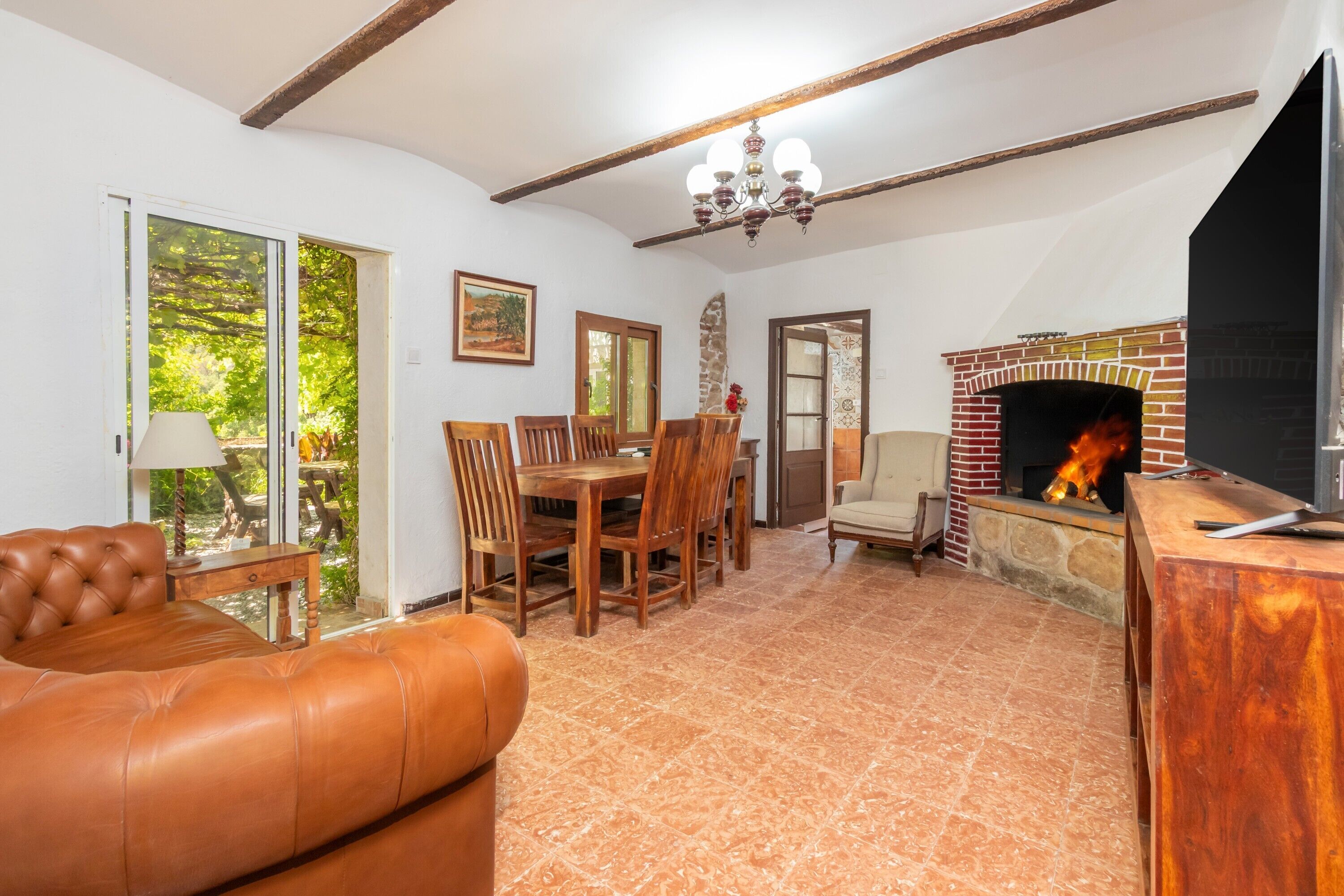 Televisie en een open haard