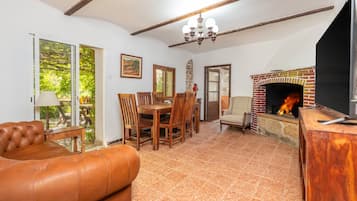 Televisie en een open haard