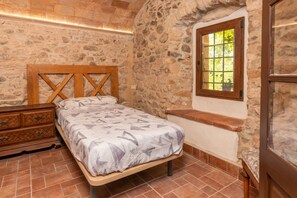 3 habitaciones, tabla de planchar con plancha, wifi y ropa de cama 