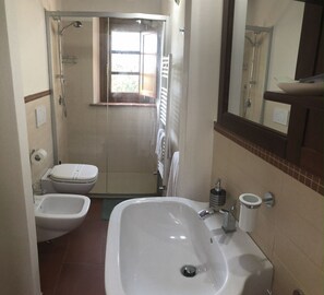 Douche, sèche-cheveux, bidet