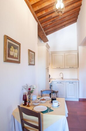 Dining - Cosy apartment in villa for 2 people with WIFI, pool, A/C and TV (Peccioli)