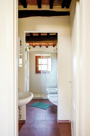 Shower, hair dryer, bidet - Cosy apartment in villa for 2 people with pool, A/C, WIFI and TV (Peccioli)