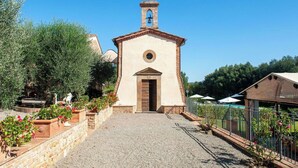 A small church with a bell tower, surrounded by gravel paths and potted plants. - Lovely apartment in villa for 2 guests with WIFI, A/C, pool, TV and pets allowed (Peccioli)