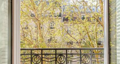 Paris at the Top – 4BR Luxury Penthouse w/ Tower Views