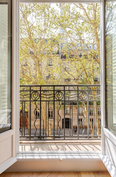 Paris at the Top – 4BR Luxury Penthouse w/ Tower Views