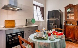 Een koelkast, een magnetron, een oven, een kookplaat