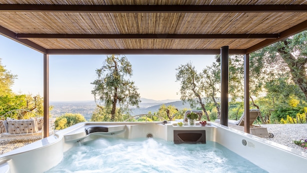 Ein Whirlpool mit Blick auf Berge und Bäume.