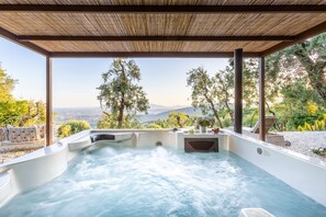 A hot tub with a view of mountains and trees. - Tuscan Embrace in Montecatini Alto (Montecatini Terme)