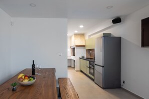 Mikrobølgeovn, oppvaskmaskin, kaffetrakter/tekoker og høy barnestol