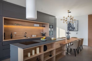 電子レンジ、食器洗い機、コーヒー / ティーメーカー、ハイチェア