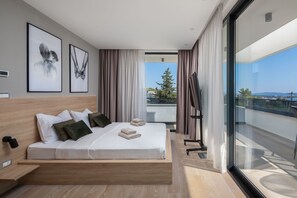 A modern hotel room with a large bed, a bedside table, a flat-screen TV, and a balcony with a view. - Villa Calvi Zadarvillas (Zadar)