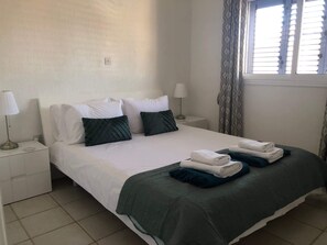 3 Schlafzimmer, Schreibtisch, Bügeleisen/Bügelbrett, WLAN