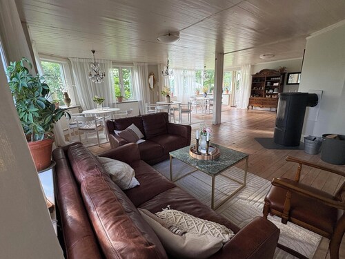 Hidden gem in the countryside - spacious house with 5 bedrooms, 13 beds & large garden