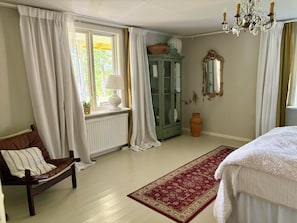 5 bedrooms, iron/ironing board, WiFi, bed sheets