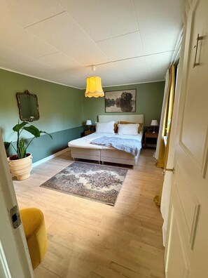 5 bedrooms, iron/ironing board, WiFi, bed sheets