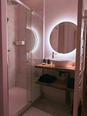 Een douche, een haardroger, handdoeken, toiletpapier