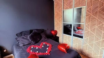 Een strijkplank/strijkijzer, wifi, beddengoed