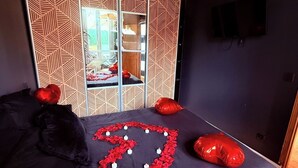 Unclassified image, 5 of 9, button - LIMITLESS - Forbidden House (Le Perreux-sur-Marne)
