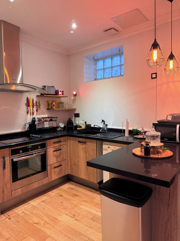 Een microgolfoven, een oven, een kookplaat, een vaatwasser