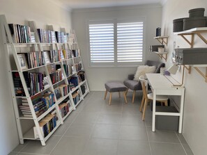 Living area - Alkimos Beach Family Accommodation (Alkimos)