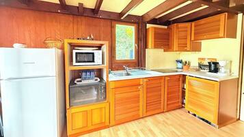 Fridge, microwave, oven, coffee/tea maker