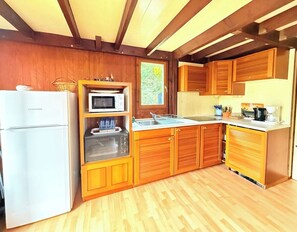 Kühlschrank, Mikrowelle, Ofen, Wasserkocher mit Kaffee-/Teezubehör