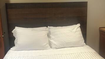 3 habitaciones, tabla de planchar con plancha, wifi y ropa de cama