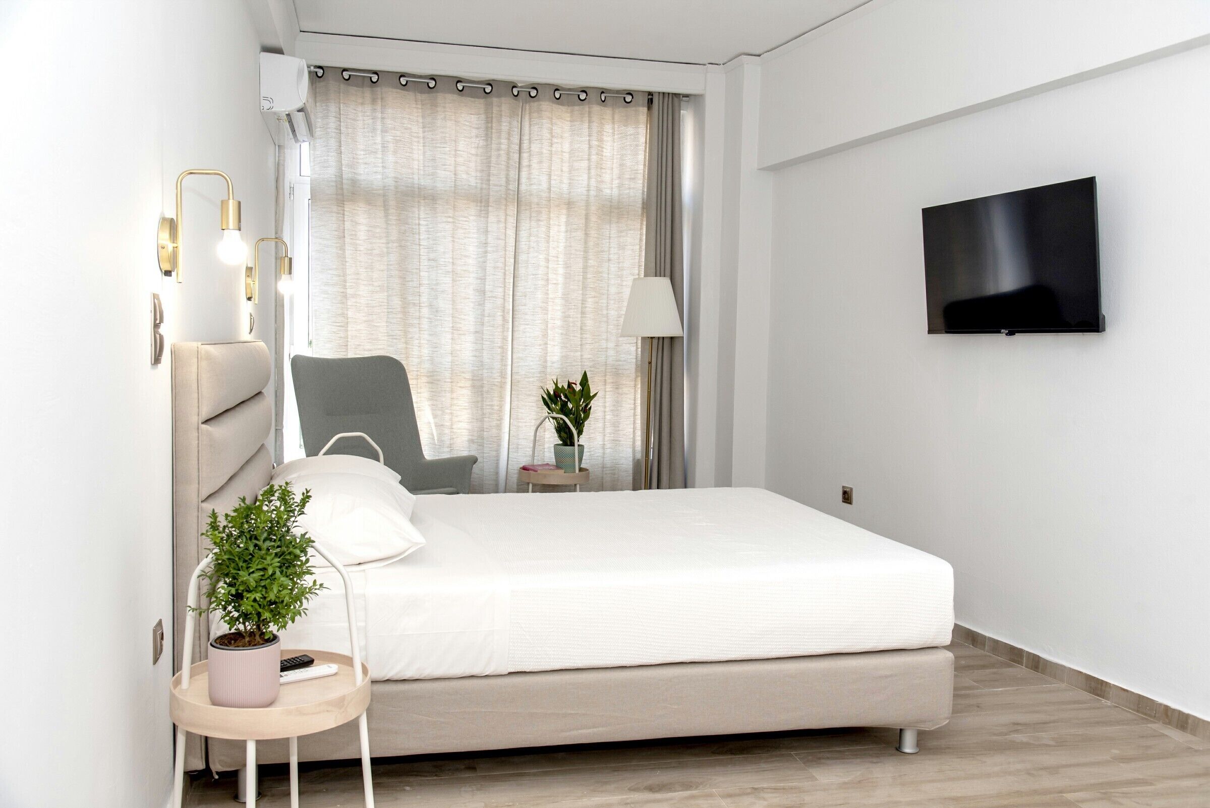 1 dormitorio, tabla de planchar con plancha, wifi y ropa de cama